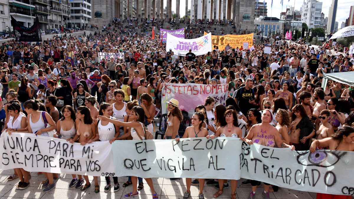 El Tetazo convocó a cientos de mujeres en el Obelisco de Buenos Aires