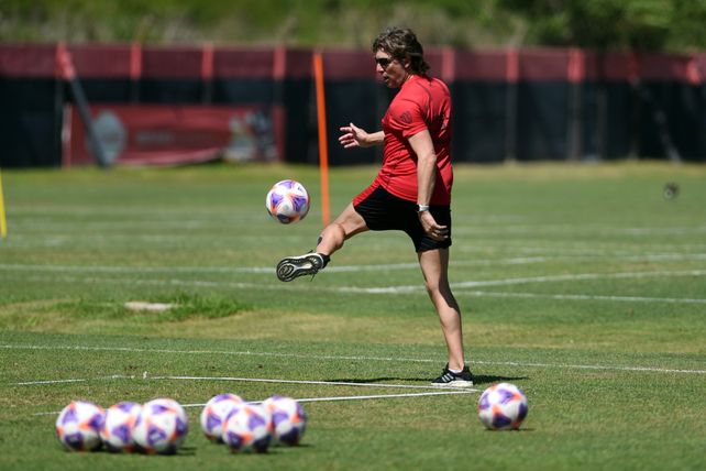 Gabriel Heinze hace juegitos mientras los jugadores toman un descanso durante la práctica de Newell