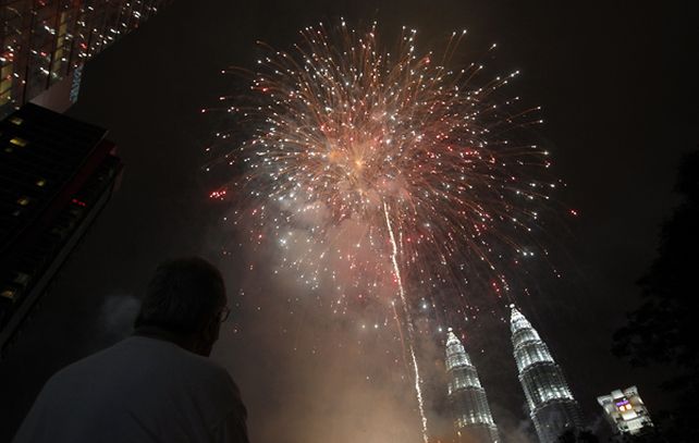 Fuegos artificiales para recibir el 2015 junto a las torres Petronas