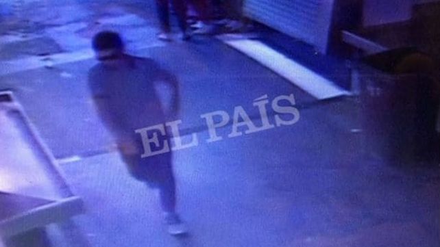 El sospechoso entrando al Mercado de la Boqueria. Foto: Gza. El País