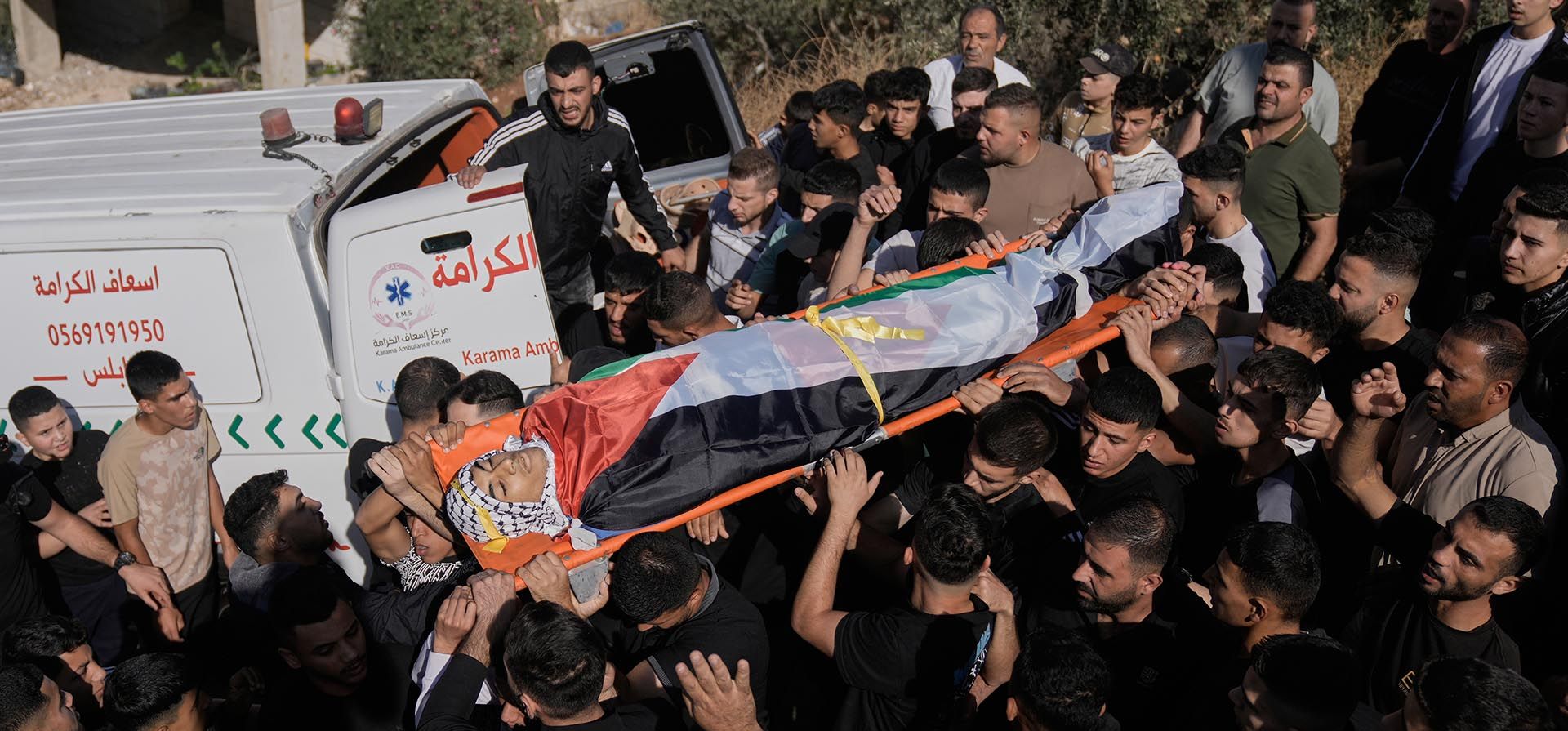 Los dolientes portan el cuerpo del palestino Jamil Hanani, de 17 años, quien murió tras recibir un disparo en el pecho durante una incursión israelí, según las autoridades sanitarias, durante su funeral en la aldea de Beit Furik, en Cisjordania, el lunes 3 de noviembre de 2025. (Foto AP/Majdi Mohammed) Los dolientes portan el cuerpo del palestino Jamil Hanani, de 17 años, quien murió tras recibir un disparo en el pecho durante una incursión israelí, según las autoridades sanitarias, durante su funeral en la aldea de Beit Furik, en Cisjordania, el lunes 3 de noviembre de 2025. (Foto AP/Majdi Mohammed)
