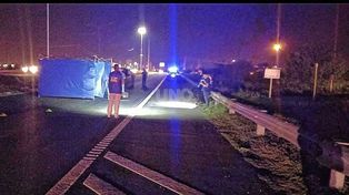 El ciclista murió tras ser chocado por dos autos