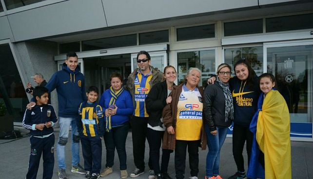 Los hinchas canallas copan el aeropuerto de Fisherton para despedir al equipo de Central  rumbo a Medellín