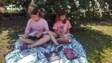 Alfonsina y Antonia acompañaron la propuesta lectora y desde el jardín de su casa empezaron a imaginar poemas. Alfonsina y Antonia acompañaron la propuesta lectora y desde el jardín de su casa empezaron a imaginar poemas.