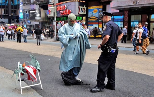 Un dolar por foto. Iván es un colombiano que se disfraza de estatua de la Libertad en Nueva York y vive de propinas.