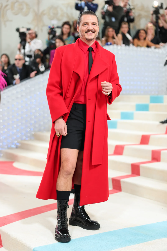 Look de Valentino ideado por Julie Ragolia que vistió Pedro en la MET Gala 2023