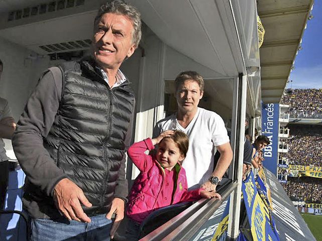 Mauricio Macri junto a Adrián Suar en uno de los palcos de La Bombonera.