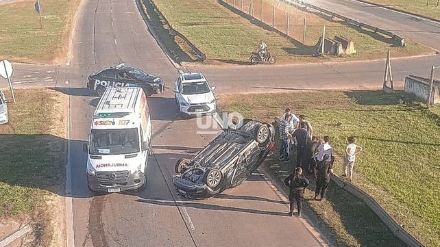 Espectacular vuelco en la Circunvalación Oeste tras un choque de autos en la rotonda de Varadero Sarsotti