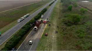 Impresionante choque de camiones y vuelco en la autopista Santa Fe-Rosario