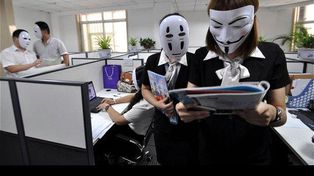 Permiten a empleados ir con máscaras para reducir el estrés de sonreír todo el día