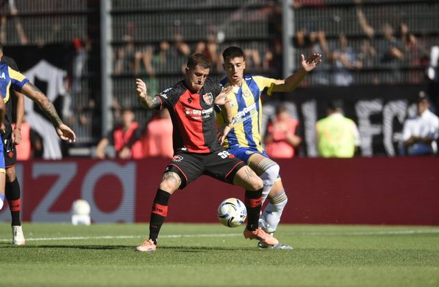 Sández forcejea en el mano a mano con el Colo Ramírez. El lateral ganó todos los cásicos que disputó con la camiseta de Central.