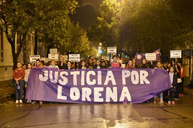 Una multitud marchó bajo la lluvia desde&nbsp;la Escuela Secundaria 421