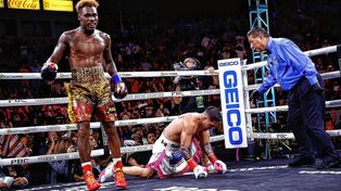 Castaño resigna su cinturón superwelter ante el nuevo rey Charlo