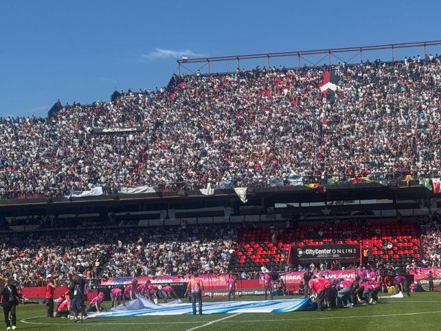 El Coloso tiene un marco imponente para la final de fútbol entre Argentina y Paraguay.