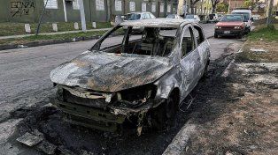 Auto quemado en barrio Centenario