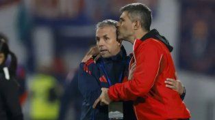 El entrenador de la Universidad de Chile, el ex-Patronato Gustavo Álvarez, junto con su par de Independiente, Julio César Vaccari.