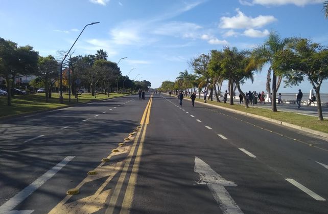 Tras 64 días de aislamiento, los santafesinos volvieron a caminar por la costanera de una forma inusual