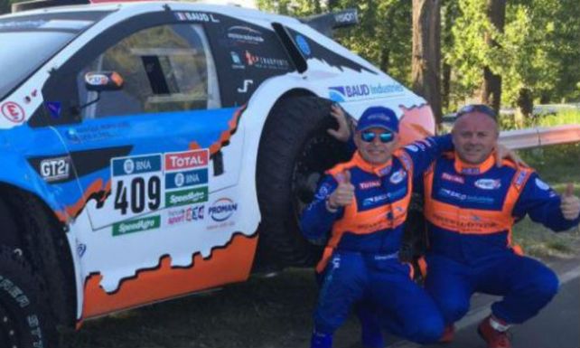 Baud y su copiloto junto al Mitsubishi 409 durante el desarrollo del Dakar.