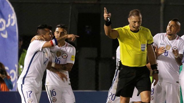 Un insulto anti-argentino de Medel a Pitana podría costarle una dura sanción