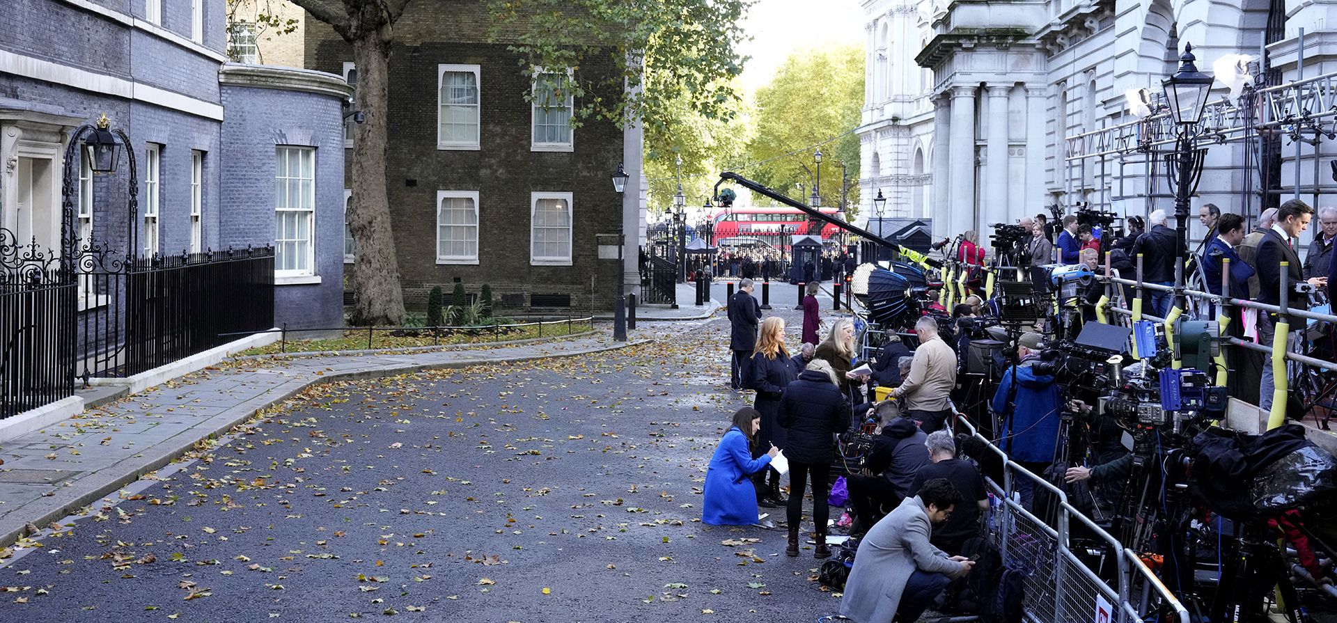 Periodistas esperan afuera de Downing Street en Londres, el lunes 24 de octubre de 2022. El exjefe del Tesoro británico, Rishi Sunak, es el favorito en la carrera del Partido Conservador para reemplazar a Liz Truss como primera ministra.