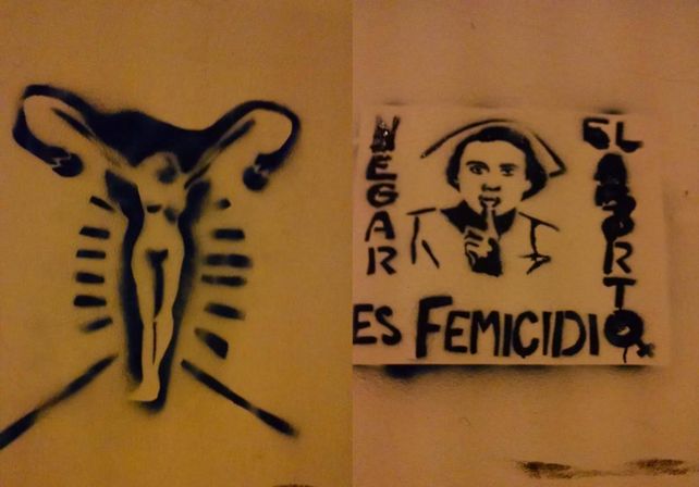 {altText(Las pintadas que aparecieron en la Catedral durante la convocatoria de #NiUnaMenos. / gentileza @Veroenesinas.,Aparecieron pintadas en la Catedral tras la concentración en Plaza de Mayo)}
