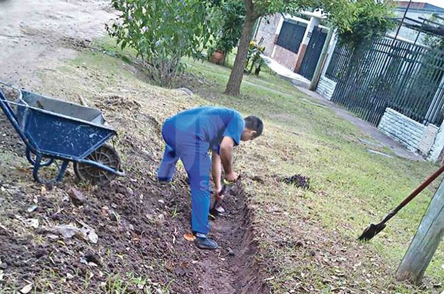 Más cunetas. En varios sectores de Del Tránsito el nivel de la calles es el mismo que las veredas. Por eso el agua no fluye y al no tener salida entra las viviendas.