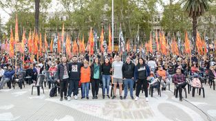 El Frente de Izquierda-Partido Obrero realizó un masivo acto por el 1º de Mayo frente a Gobernación