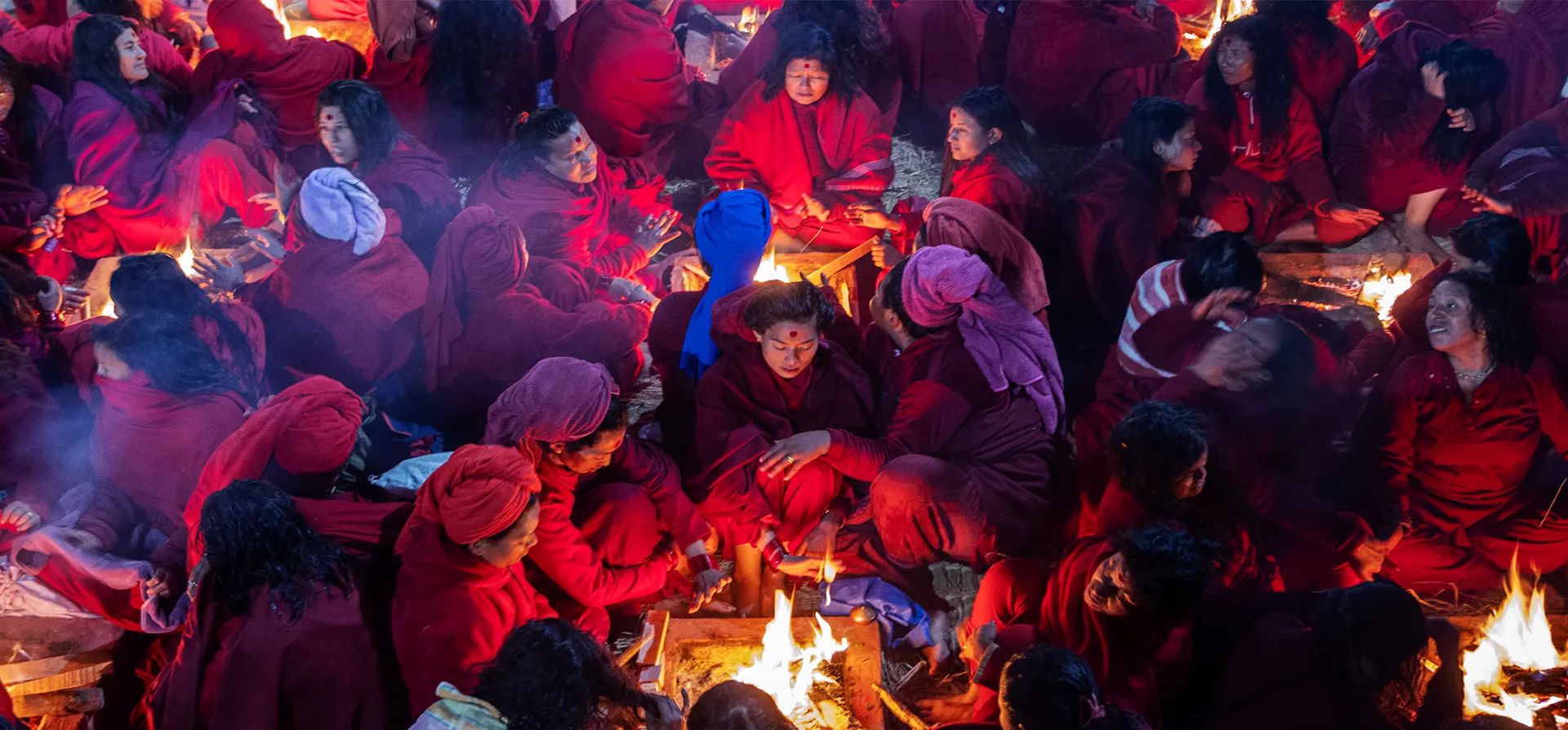 Mujeres hindúes se calientan después de tomar un baño sagrado masivo en el río Salinadi durante el festival Madhav Narayan en Sankhu, en las afueras de Katmandú, Nepal. Fotografía: Narendra Shrestha/EPA Mujeres hindúes se calientan después de tomar un baño sagrado masivo en el río Salinadi durante el festival Madhav Narayan en Sankhu, en las afueras de Katmandú, Nepal. Fotografía: Narendra Shrestha/EPA