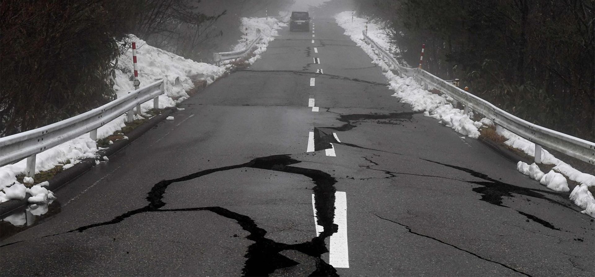 Un automóvil circula por una carretera agrietada el 3 de enero de 2024, después de que un gran terremoto de magnitud 7,5 sacudiera la región de Noto en la prefectura de Ishikawa el día de Año Nuevo. (Foto de Toshifumi KITAMURA / AFP) Un automóvil circula por una carretera agrietada el 3 de enero de 2024, después de que un gran terremoto de magnitud 7,5 sacudiera la región de Noto en la prefectura de Ishikawa el día de Año Nuevo. (Foto de Toshifumi KITAMURA / AFP)