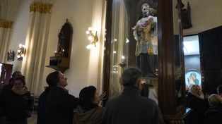 Violencia, pedidos, agradecimientos, rezos y una insólita escasez de fieles