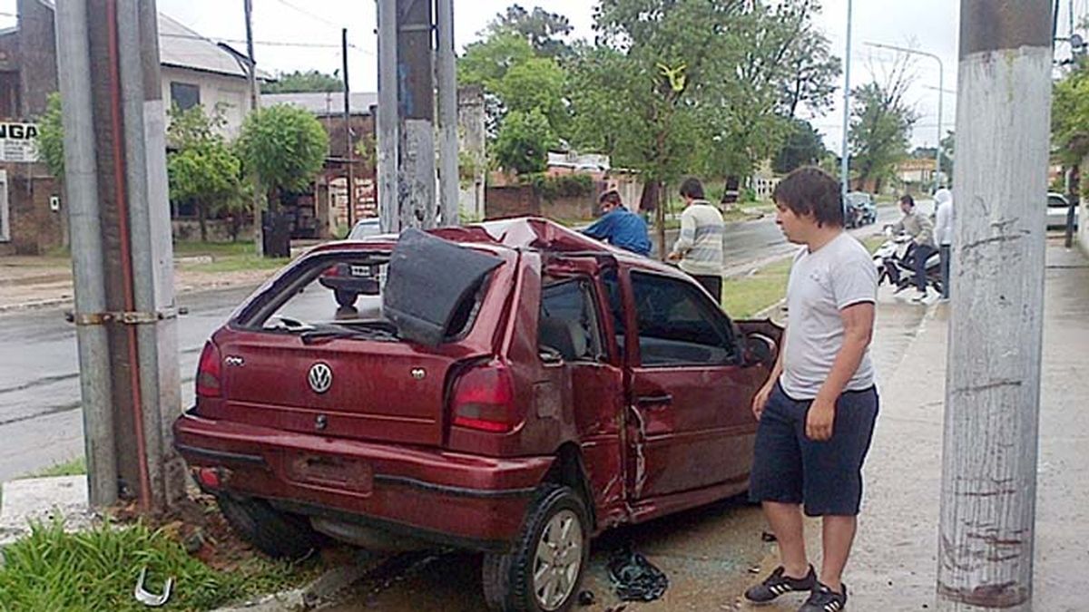 Un joven destrozó su auto contra una columna tras chocar otro vehículo