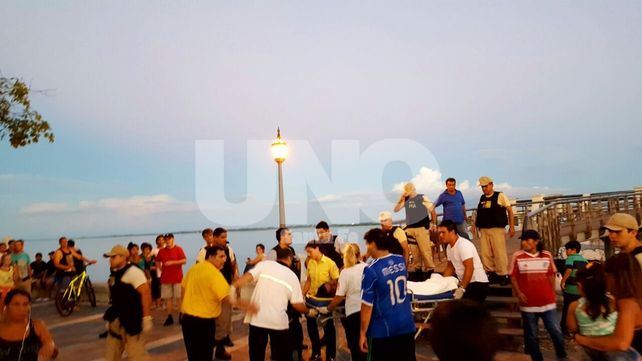 Un pescador se descompuso y cayó desde un pilar del Faro de la Costanera