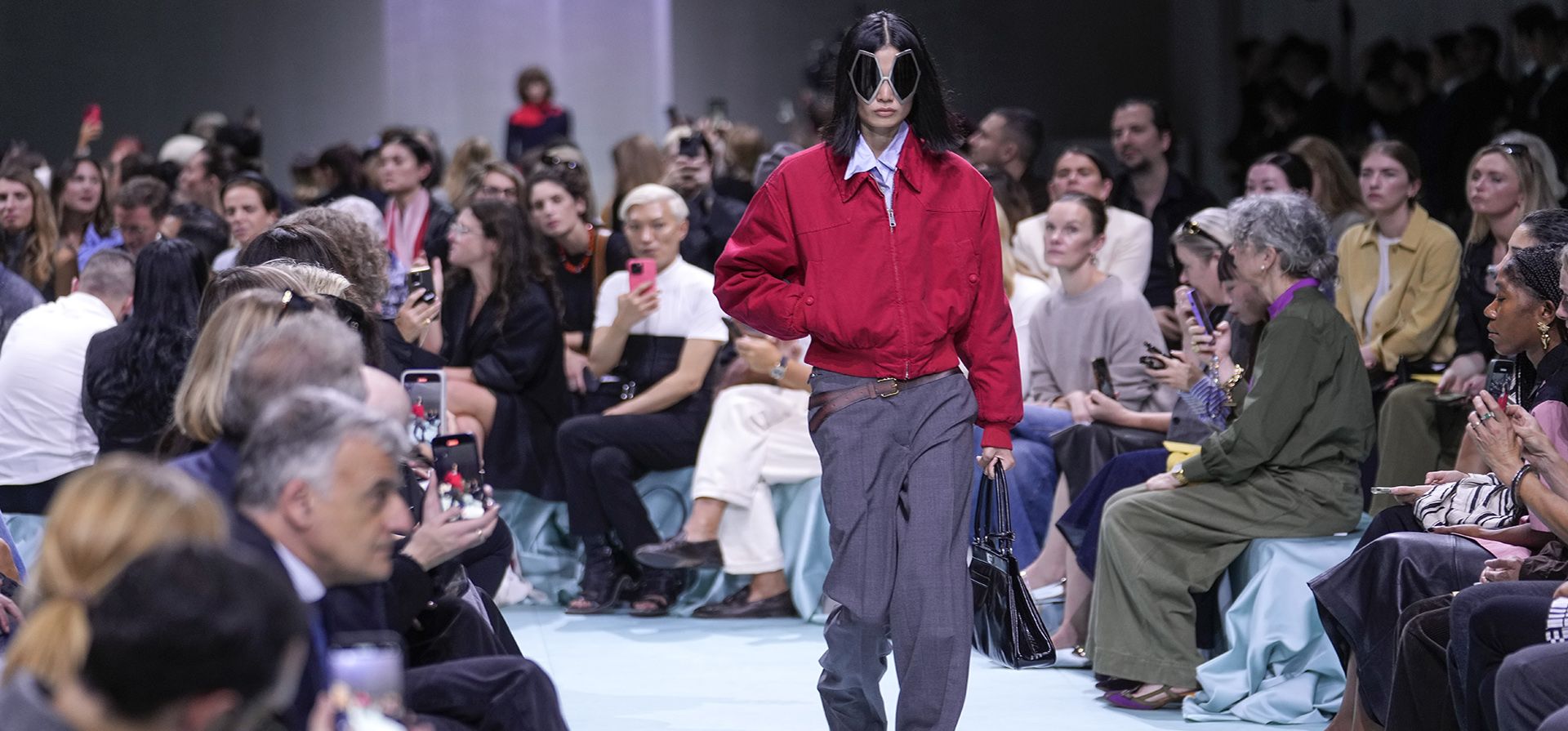 Una modelo luce una creación de la colección Primavera Verano 2025 de Prada, presentada en Milán, Italia, el jueves 19 de septiembre de 2024. (Foto AP/Luca Bruno). Una modelo luce una creación de la colección Primavera Verano 2025 de Prada, presentada en Milán, Italia, el jueves 19 de septiembre de 2024. (Foto AP/Luca Bruno).