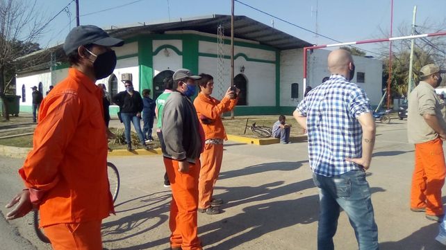 Protesta de empleados municipales frente a la comuna de Sauce de Luna