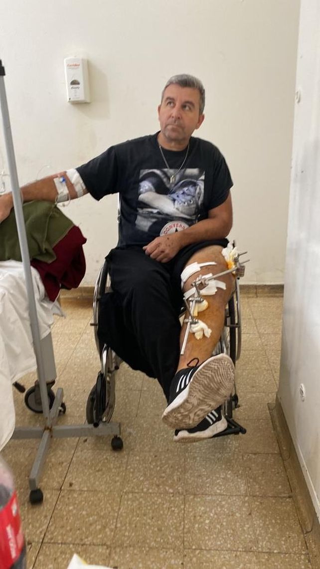 Alberto, en su silla de ruedas, con un complejo aparato en la pierna.