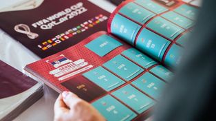 Crecen las denuncias por estafas en la venta de figuritas del Mundial de Qatar