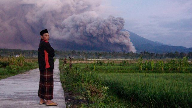 Un volcán de Indonesia obligó a evacuar a dos mil personas en un día