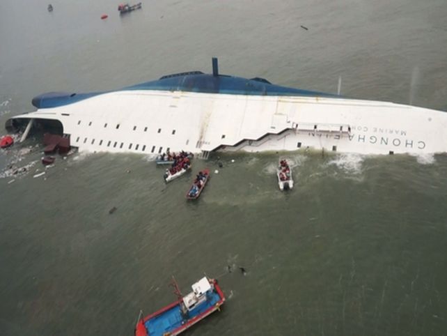 Equipos de rescate movilizaron barcos y helicópteros para evacuar a los pasajeros