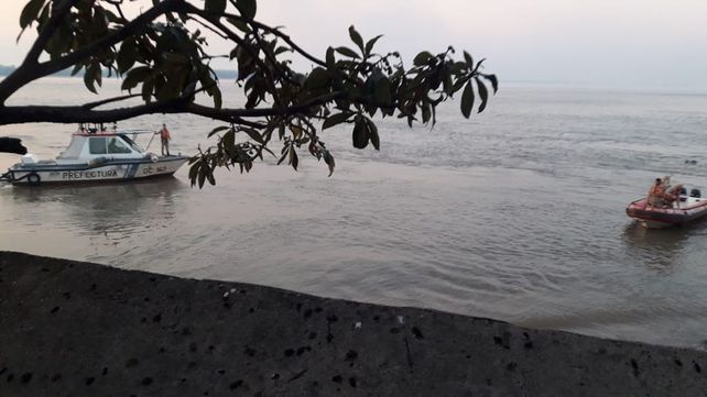Buscan en el río Paraná a un pescador que se le dio vuelta la piragua