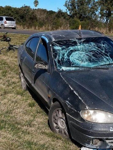 Ruta 12: un auto esquivó a otro sobre la calzada y chocó a tres ciclistas en la banquina