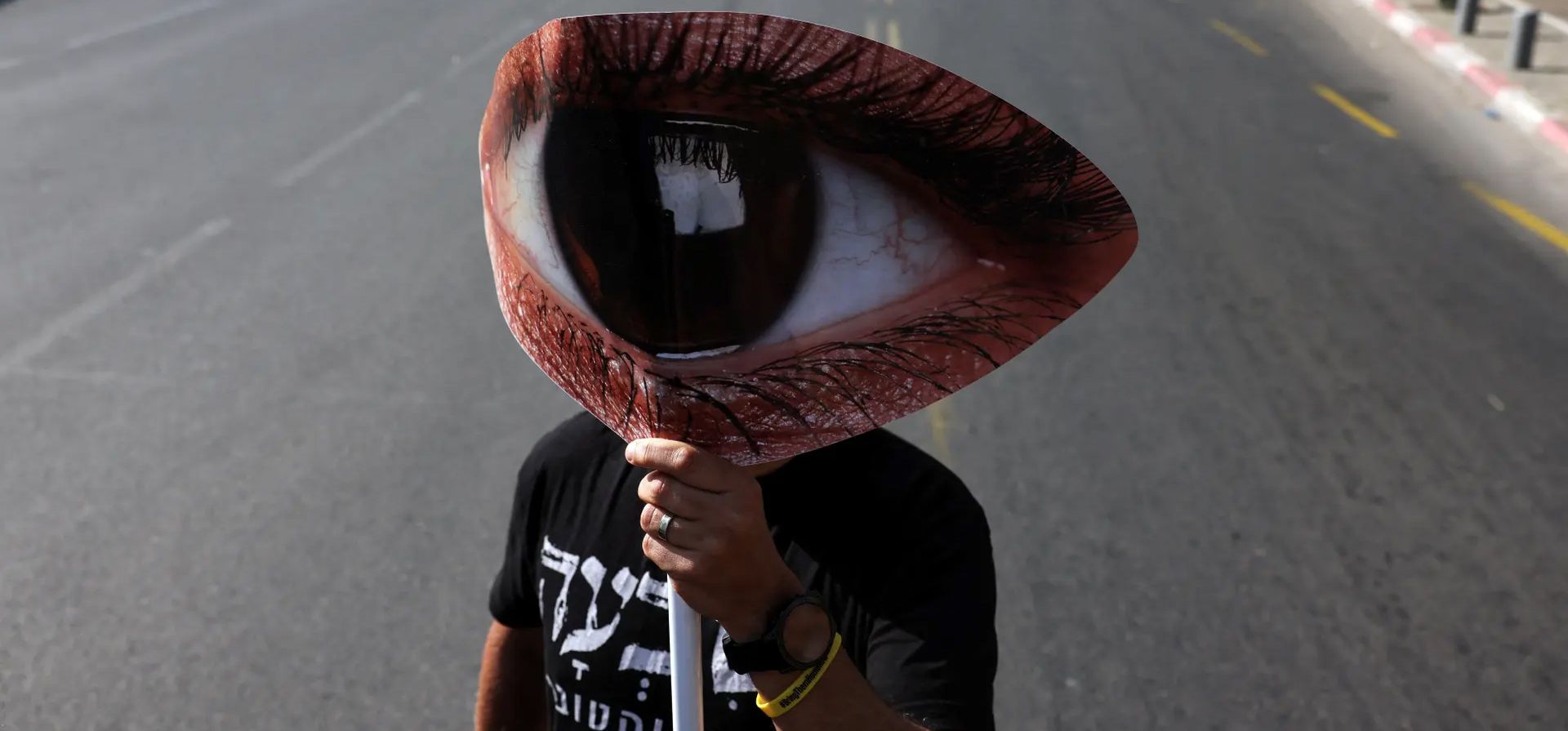 Un manifestante bloquea una carretera para exigir la liberación inmediata de los rehenes secuestrados durante el ataque de Hamás contra Israel el 7 de octubre. Tel Aviv, Israel. Fotografía: Tomer Appelbaum/Reuters Un manifestante bloquea una carretera para exigir la liberación inmediata de los rehenes secuestrados durante el ataque de Hamás contra Israel el 7 de octubre. Tel Aviv, Israel. Fotografía: Tomer Appelbaum/Reuters