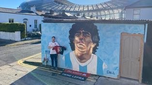 El irlandés Jamie Ralph con la camiseta de Newells en Dublín, en las afueras del Estadio Aviva.