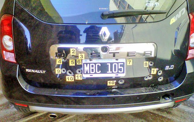 Singular. El Renault de la Afip y las huellas de los balazos.