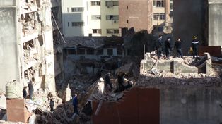 Una torre de 9 pisos del edificio se derrumbó por la explosión