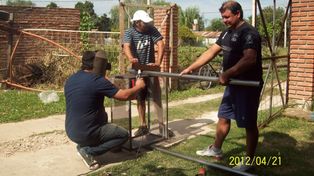 Vecinos del barrio San Roque construyen cestos comunitarios