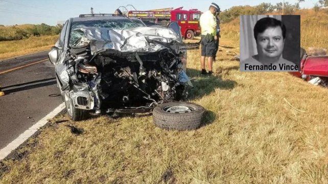 La camioneta (der.) en la que iba Fernando Vince volcó tras el fuerte choque.