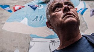 Video: Mourinho le rindió un emotivo tributo a Diego Maradona en Nápoles