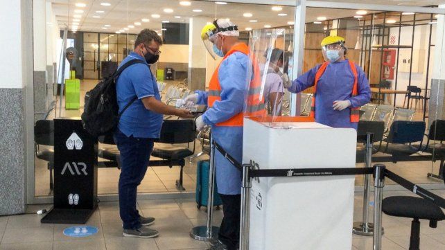 Harán hisopados a los pasajeros que lleguen al aeropuerto de Rosario
