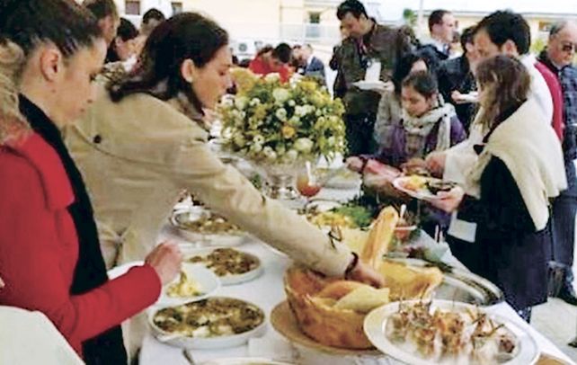La casa por la ventana. Los asistentes compartieron una opípara comida. El Papa se molestó