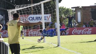 El arquero Cristian Aracena alcanzó a tocar la pelota, que pegó en el palo derecho y entró para sellar con el gol de Diego García a los 45 la victoria de Almirante Brown y el pase a semifinales del Reducido.